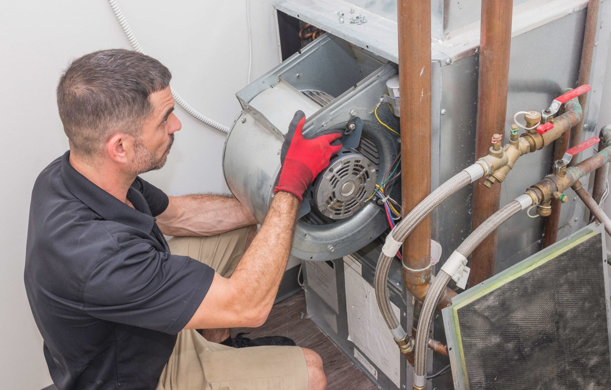 AC technician doing a free diagnostic on a broken AC